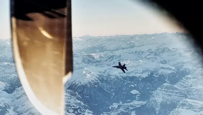 Nicușor Dan a ajuns în România cu Spartan. A fost escortat de 2 avioane F-18 în Elveția- (2)