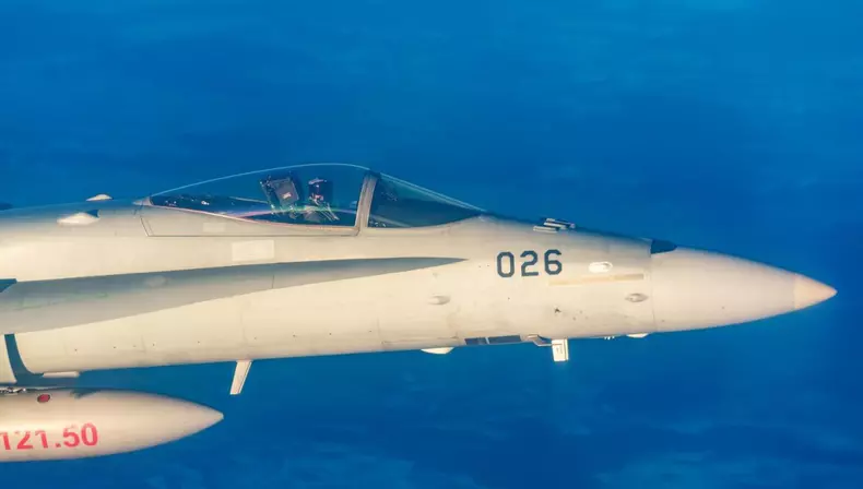 Nicușor Dan a ajuns în România cu Spartan. A fost escortat de 2 avioane F-18 în Elveția- (3)