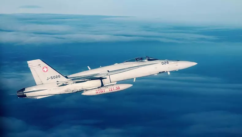 Nicușor Dan a ajuns în România cu Spartan. A fost escortat de 2 avioane F-18 în Elveția- (5)