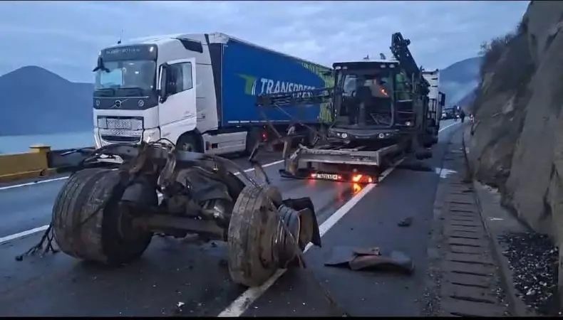 accident-tir-autotren-padina-baii4