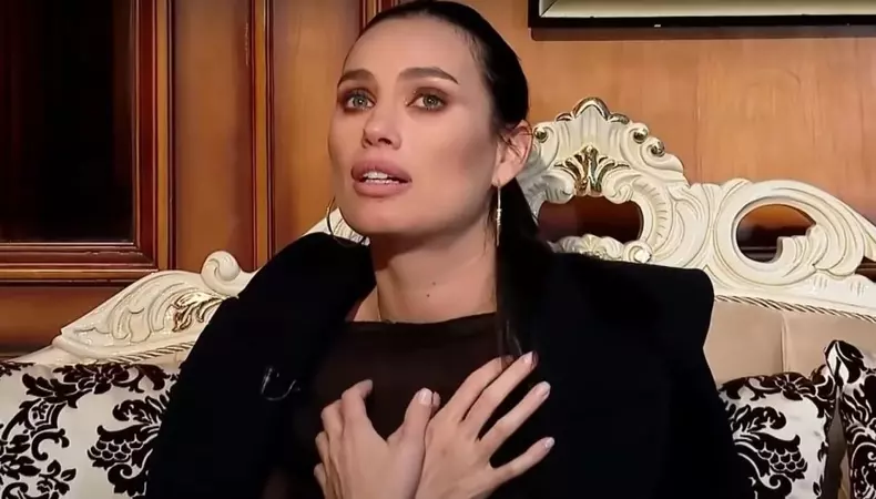 alina puscau cu lacrimi in ochi