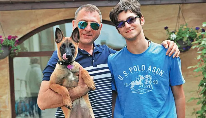 Eduard e cel mai  mare copil al  prezentatorului.  Are 16 ani