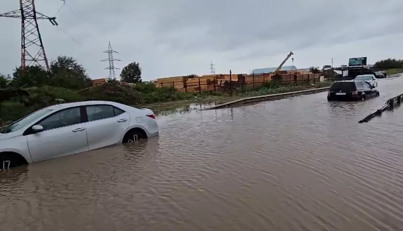 masini-sub-apa-meteoplus