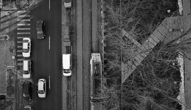 Linia de tramvai, paralelă cu bulevardul Dimitrie Pompei, este moștenită din perioada comunistă. Acum 30 de ani deservea fabricile de electronică din zonă.