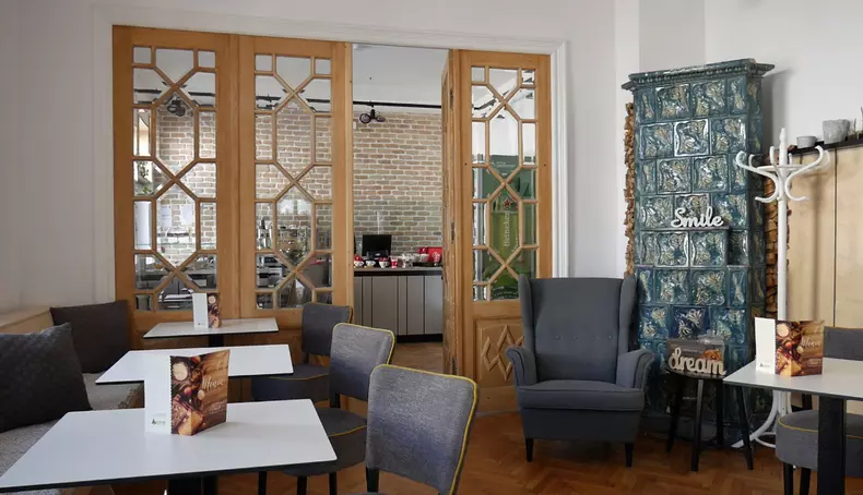 Un hostel și o cafenea au angajat copiii din centrele de plasament