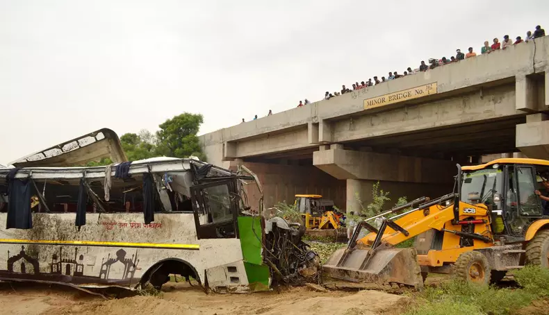 29 People killed in a bus accident near Agra, Uttar Pradesh, India