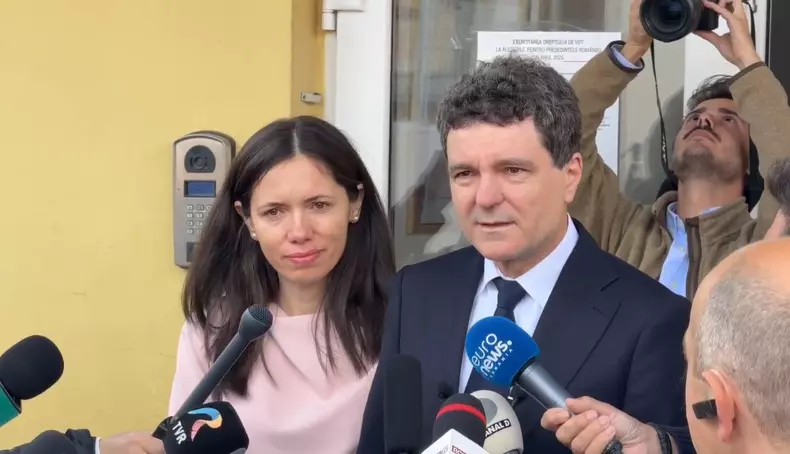 Mirabela Grădinaru și Nicușor Dan la secția de votare (10)
