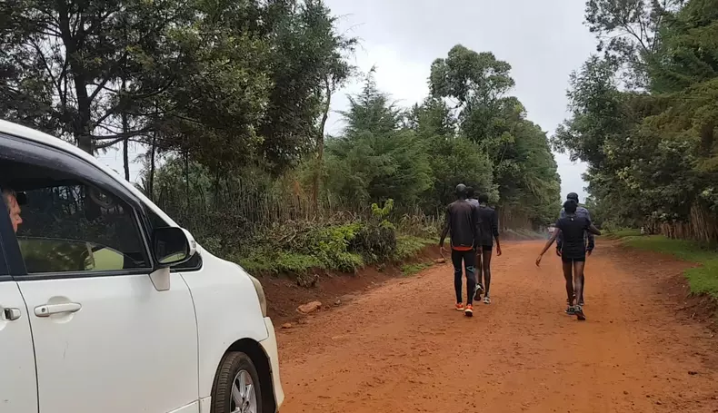 CarolSanta cu masina la antrenament