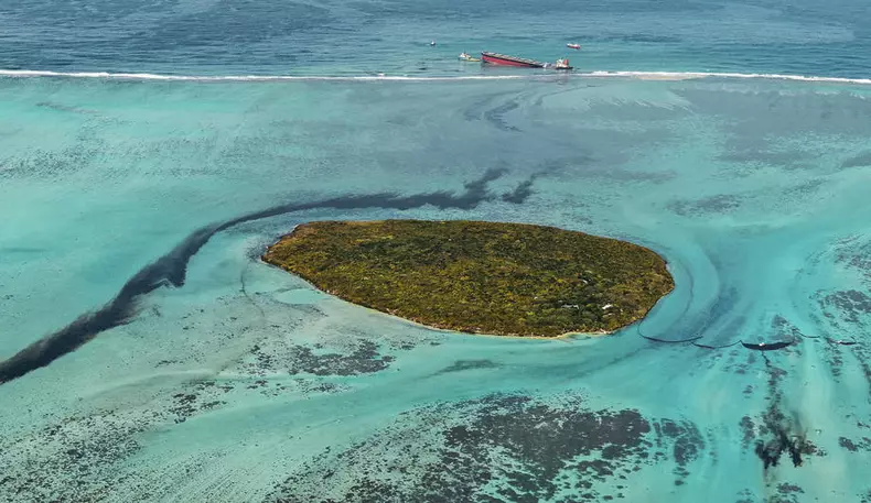 Insulele Mauritius, in pragul unui dezastru ecologic. Foto: EPA