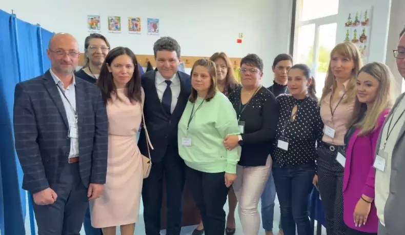 Mirabela Grădinaru și Nicușor Dan la secția de votare (14)