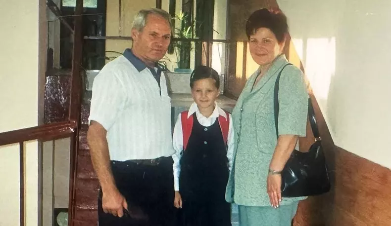 misha miller in copilarie la scoala alaturi de bunicii ei