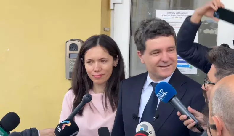 Mirabela Grădinaru și Nicușor Dan la secția de votare (11)