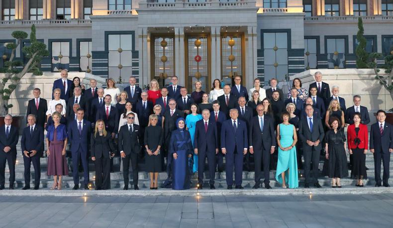 Nicușor Dan și Mirabela Grădinaru au stat în spatele lui Trump și Erdogan la poza de grup cu liderii NATO de la Ankara
