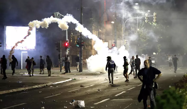 Proteste violente la Belgrad, în fața Parlamentului. Foto: EPA