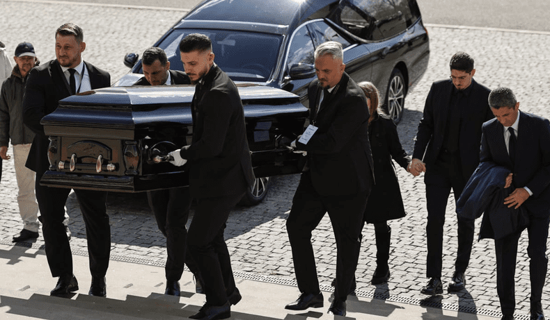 Ultimul omagiu pentru Mircea Lucescu Sicriul antrenorului a fost depus la Arena Națională. Foto Vlad Chirea