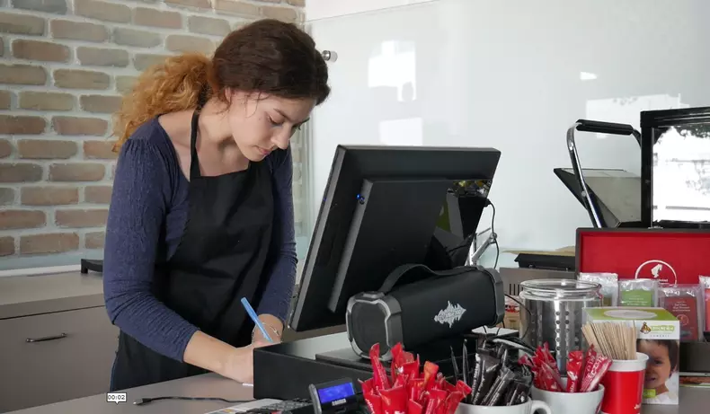 Un hostel și o cafenea au angajat copiii din centrele de plasament