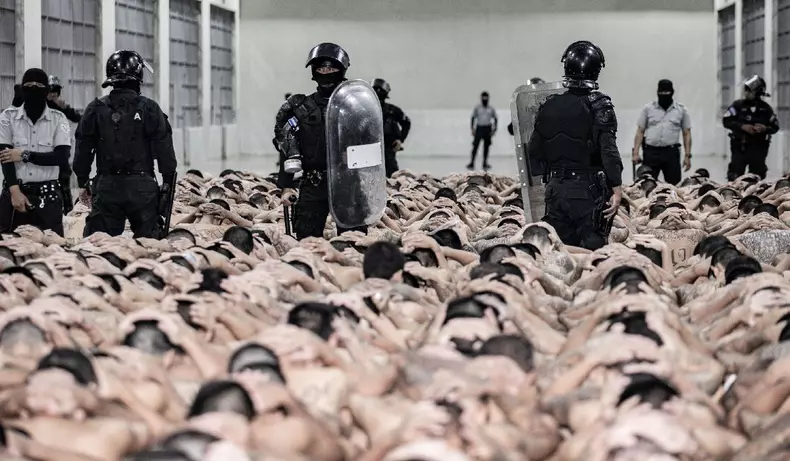 Donald Trump vrea să trimită toți infractorii în închidorile din El Salvador