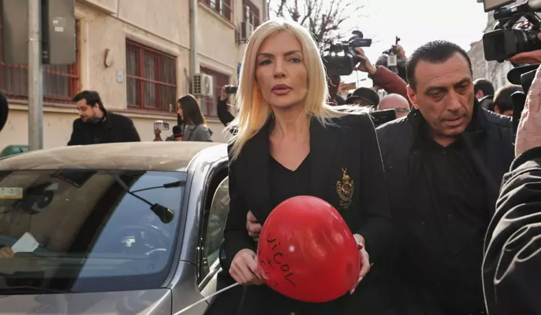 Laura Vicol, părăsind arestul central, cu un balon roșu în mână pe care este scris cu markerul „Vicol+ICCJ=♡”, 14 februarie 2025