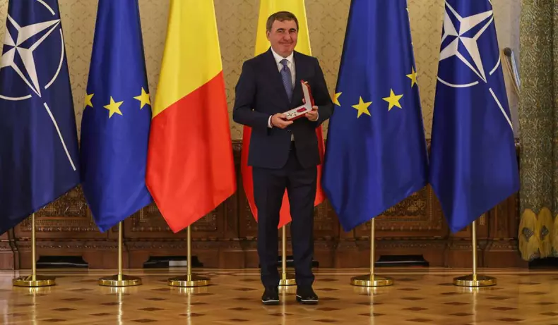 gheorghe-hagi-decorat-cotroceni
