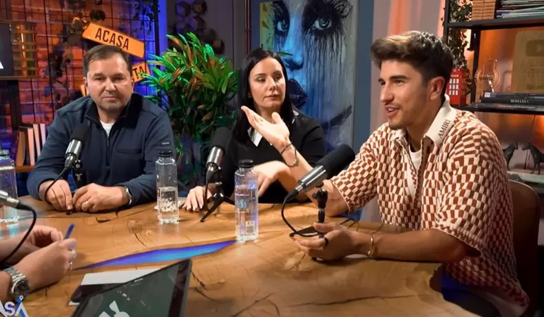 Sebastian Dobrincu și părinții săi la podcastul „Acasă la Măruță”