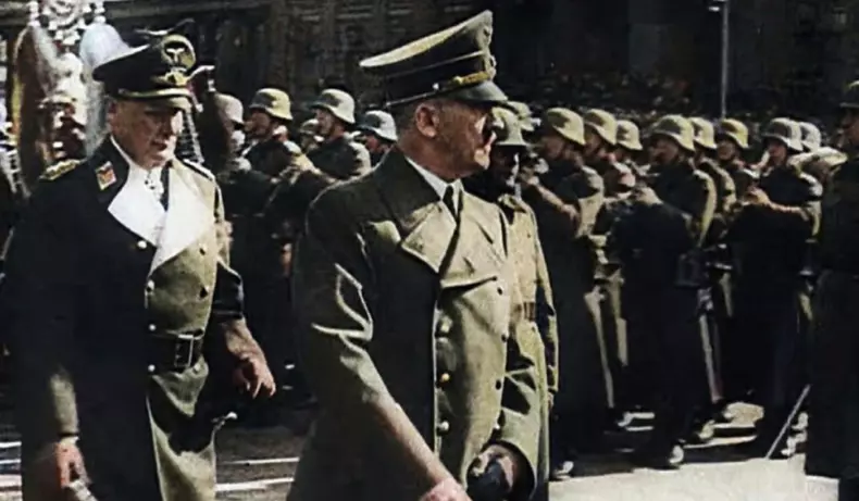 Adolf Hitler și Hermann Goering inspectând soldații germani, 1941. Al Doilea Război Mondial, Foto Profimedia Images