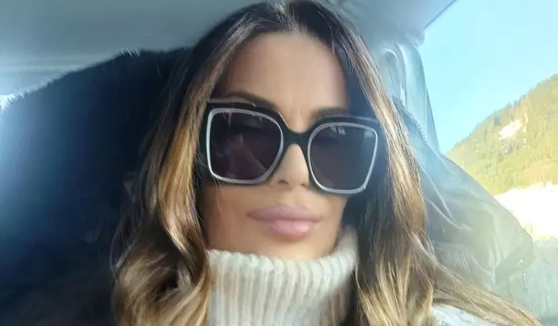 ana-saso-imbracata-iarna-cu-ochelari-de-soare