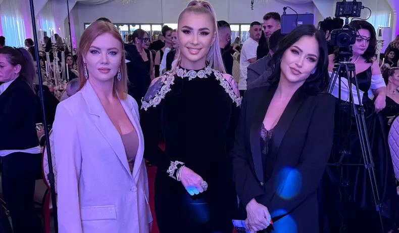 Anamaria Prodan și Izabela Alexa (dreapta)