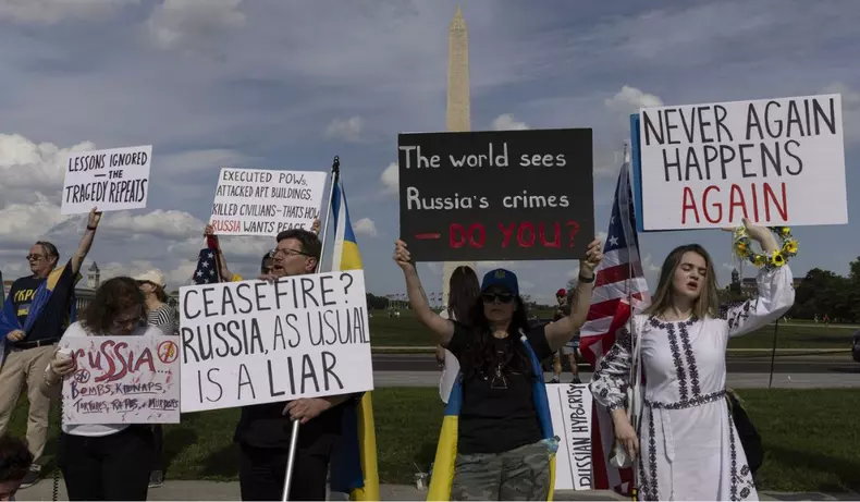 Activiști ucraineni organizează o contra-manifestație în timp ce activiști ruși participă la marșul „Regimentul Nemuritorilor”