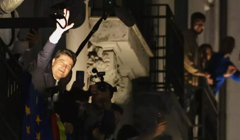 Nicușor Dan la balcon