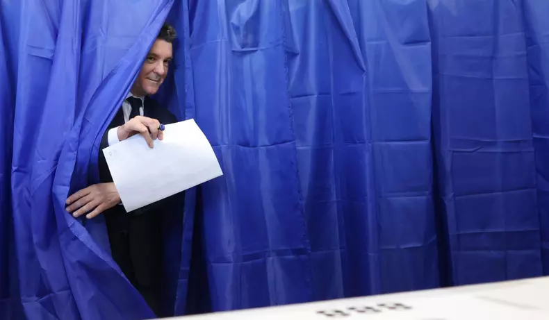 Nicusor Dan voteaza la alegerile prezidentiale 2025 (4)