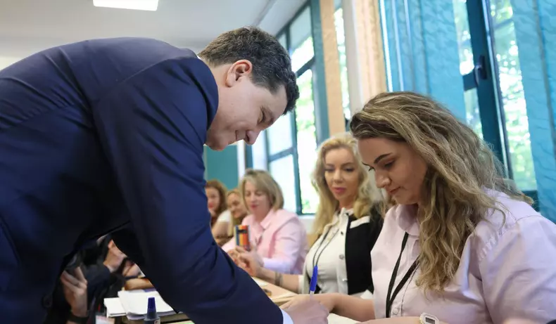Nicusor Dan voteaza la alegerile prezidentiale 2025 (5)