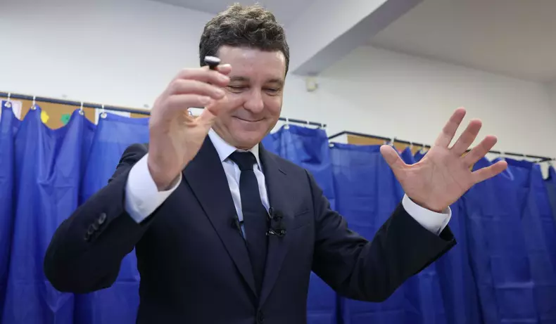 Nicusor Dan voteaza la alegerile prezidentiale 2025 (6)