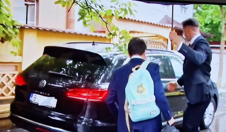 nicusor-dan3-ghiozdan-copil-ziua-investiturii