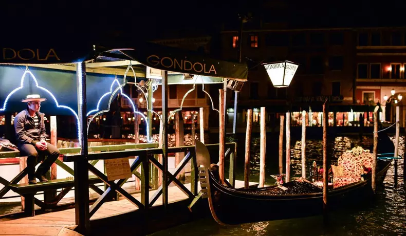 aman-hotel-venetia-exterios-fatada-noapte-gondola