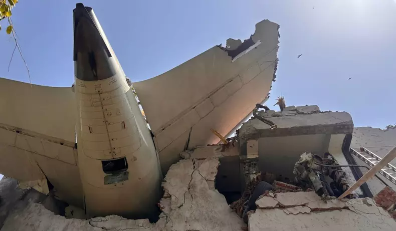 O aeronavă Air India cu 242 de oameni la bord s-a prăbușit în India, într-o zonă rezidențială (6)