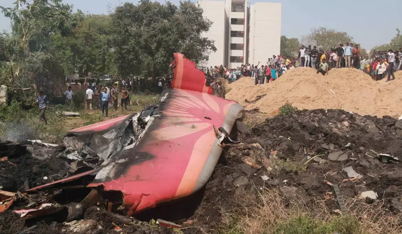 O aeronavă Air India cu 242 de oameni la bord s-a prăbușit în India, într-o zonă rezidențială (7)