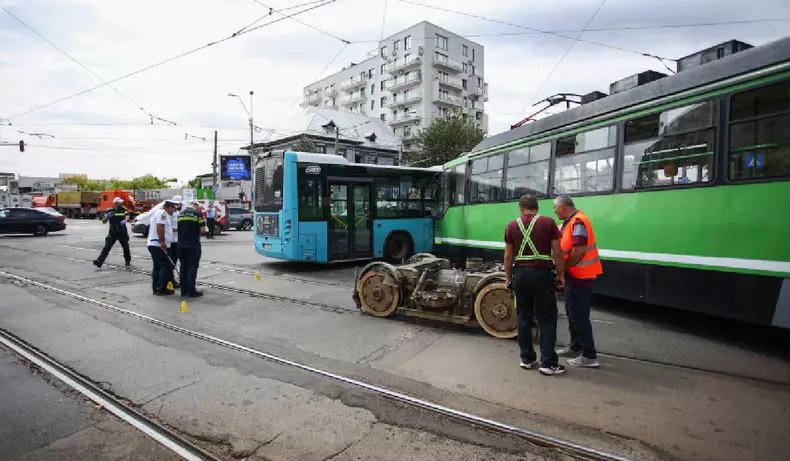 accident-tramvai-autobuz-stb-calea-13-septembrie-31-iulie-2025 (2)