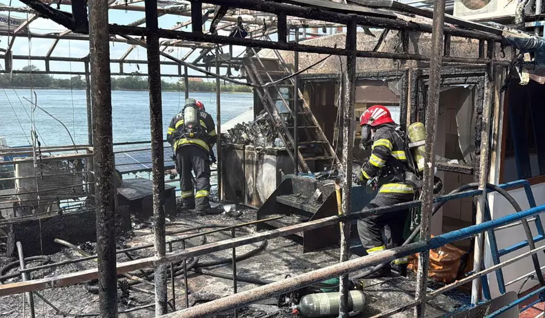 incendiu-ponton-dormitor-tulcea-3-august-2025 (4)