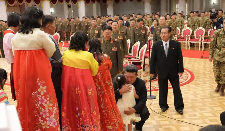 kim-jong-un-in-genunchi-in-fata-pozelor-soldatilor-nord-coreeni-morti-kursk (3)