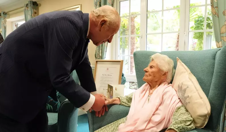 Ethel Caterham, cea mai bătrână femeie din lume, si regele Charles, septembrie 2025