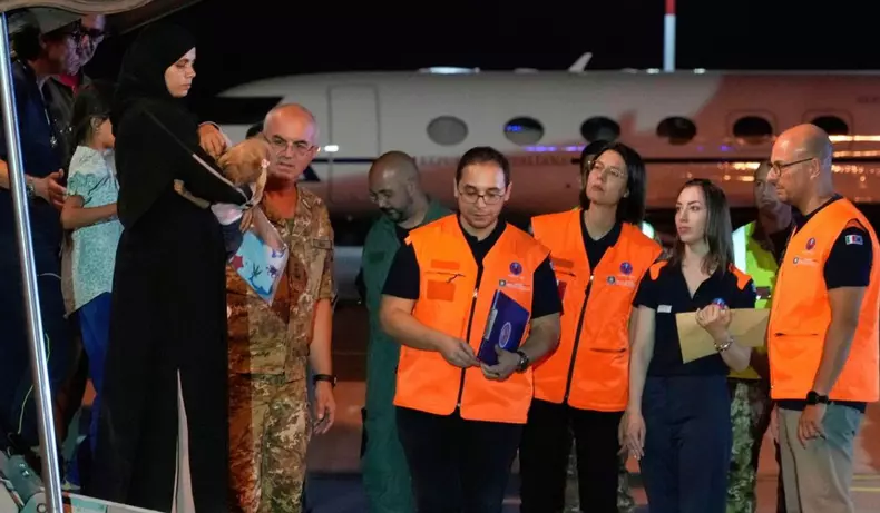 Fetită evacuată din Gaza ajunge în Italia