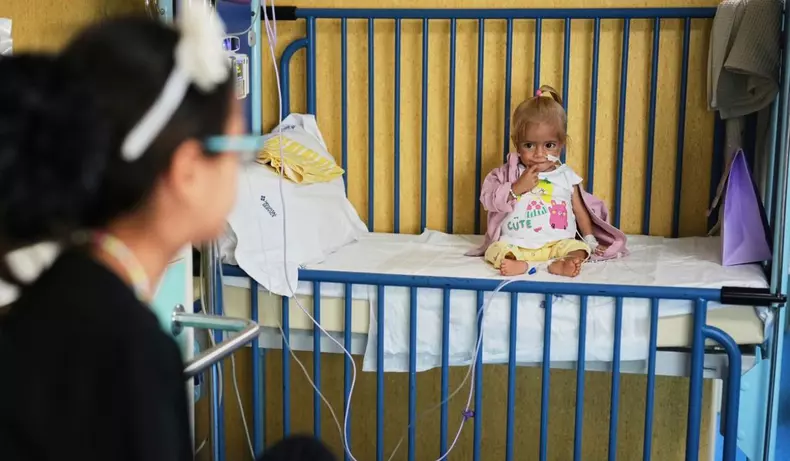 Fetită evacuată din Gaza, tratată în Italia (4)