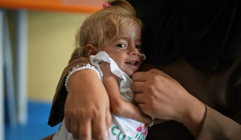 Fetită evacuată din Gaza, tratată în Italia (5)