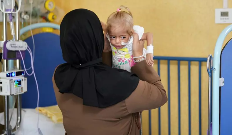 Fetită evacuată din Gaza, tratată în Italia (6)