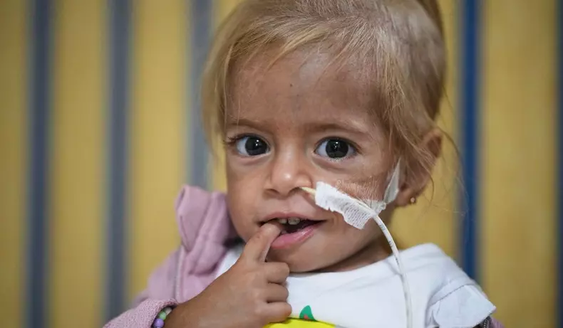 Fetită evacuată din Gaza, tratată în Italia (7)