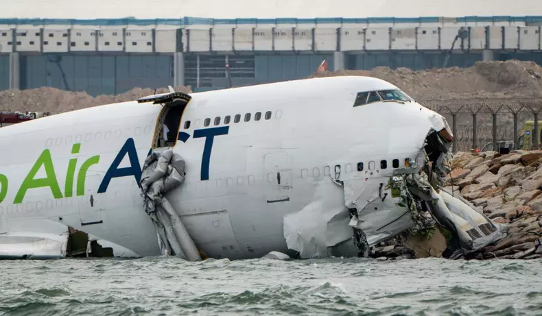 Avion rupt in 2 Hong Kong (1)