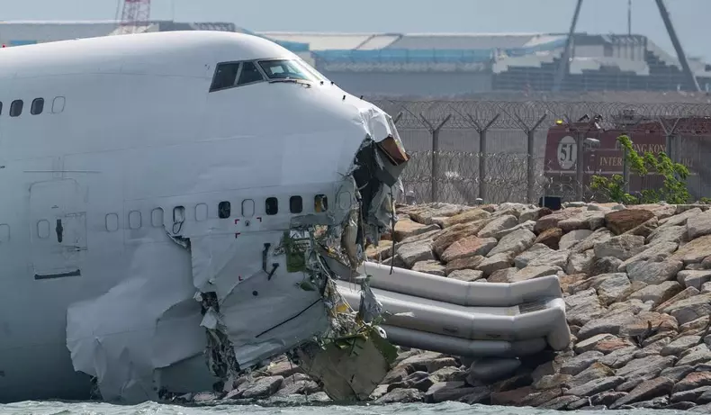 Avion rupt in 2 Hong Kong (2)