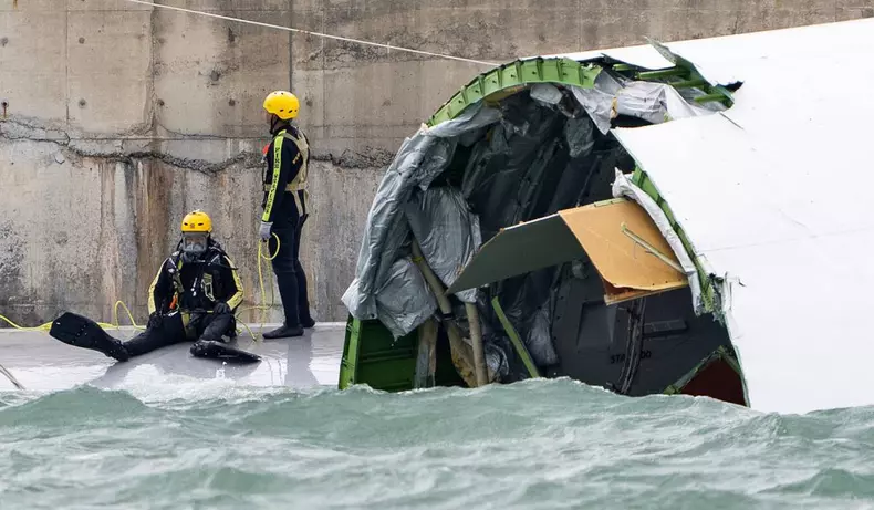 Avion rupt in 2 Hong Kong (3)