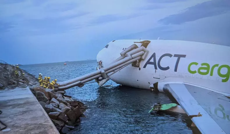 Avion rupt in 2 Hong Kong (4)
