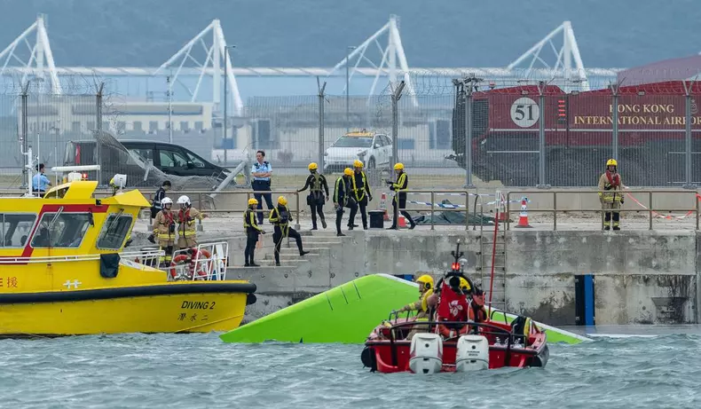 Avion rupt in 2 Hong Kong (5)